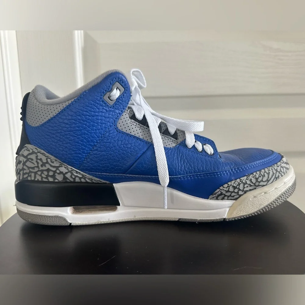 Jordan 3 Retro Varsity Royal Cement – Used – Men’s size 8.5  CT-8532-400